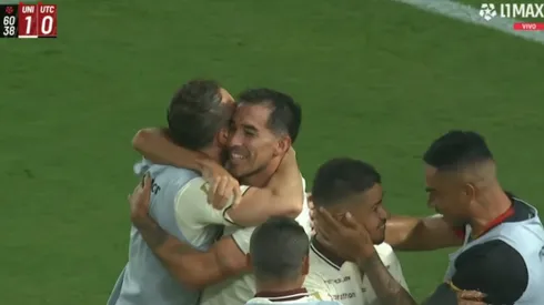 El abrazo a Lisandro Alzugaray por su golazo para el 1-0.