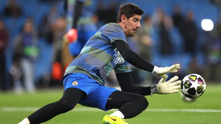 Thibaut Courtois calentando.