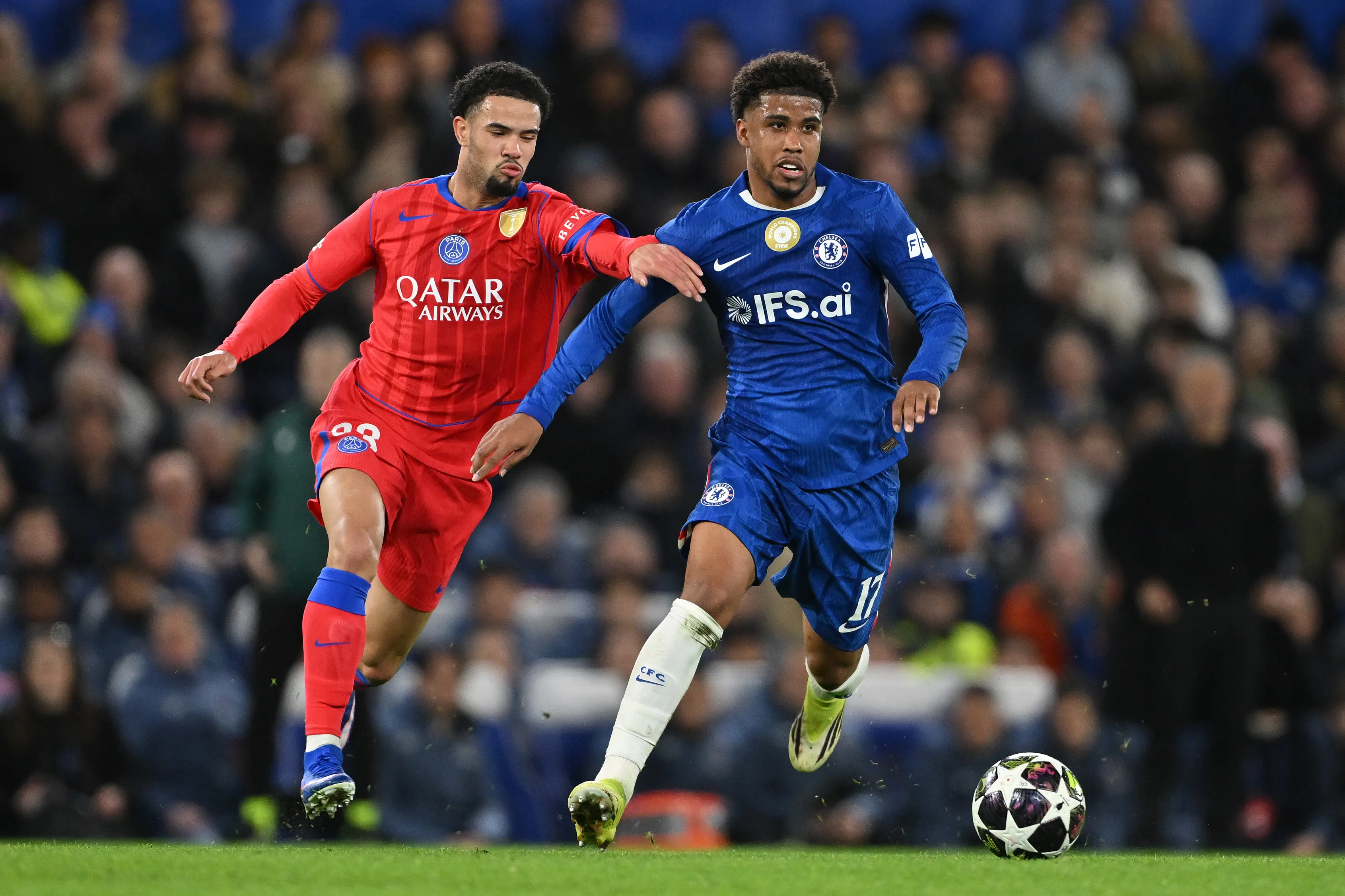 Andrey Santos contra  Warren Zaire-Emery (Foto: Getty).