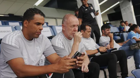 Mano Menezes preocupado.