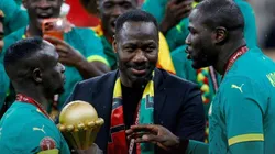 Pape Thiaw, entrenador de Senegal, con la Copa Africana de Naciones.