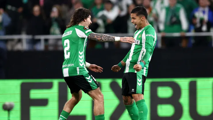 Juan Camilo Hernández celebró su gol con Héctor Bellerín.