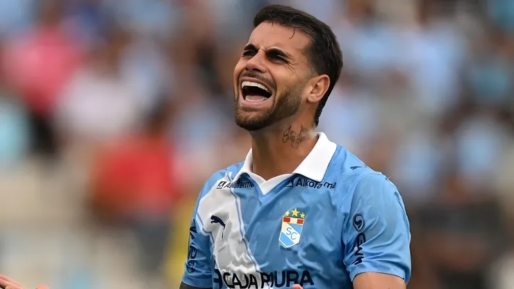 Felipe Vizeu jugando en Sporting Cristal.