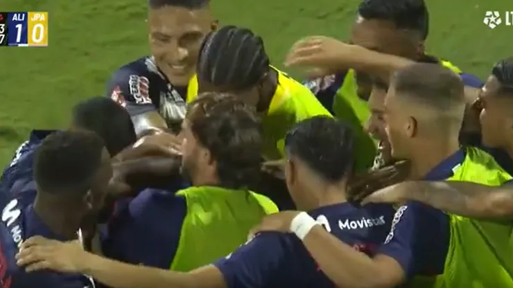 Eryc Castillo celebrando con Alianza Lima.