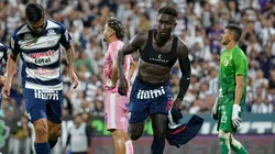 Eryc Castillo celebrando hoy ante Juan Pablo II.