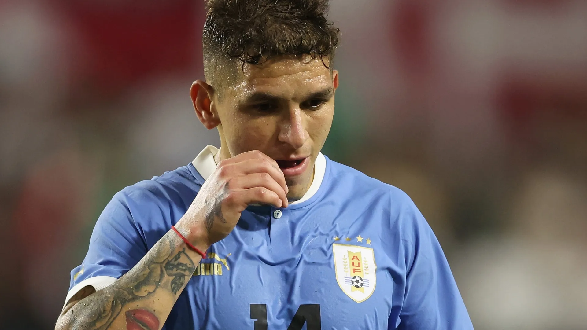 Lucas Torreira, utilizando una camiseta de Uruguay con las 4 estrellas (Getty Images).