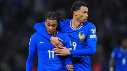 Michael Olise y Hugo Ekitike festejan en el 4-0 frente a Ucrania en la anterior ventana internacional.