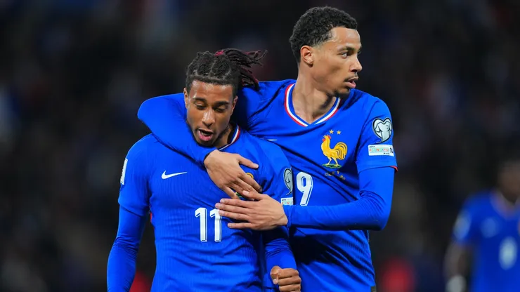 Michael Olise y Hugo Ekitike festejan en el 4-0 frente a Ucrania en la anterior ventana internacional.