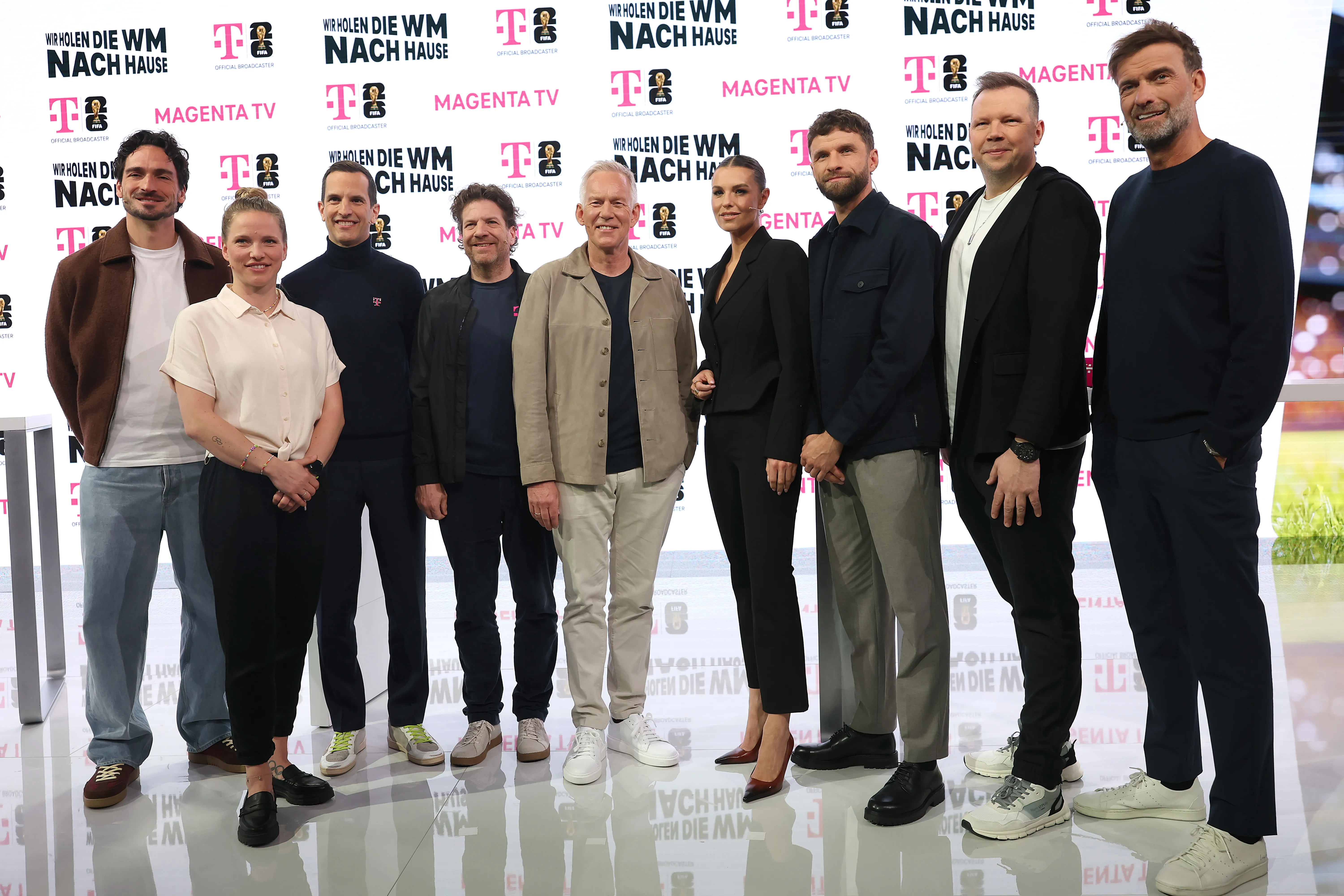 Mats Hummels, Tabea Kemme, Rodrigo Diehl, Arnim Butzen, Johannes B. Kerner, Laura Wontorra, Thomas Müller, Wolff-Christoph Fuss and Jürgen Klopp en la presentación de MagentaTV. (Photo by Alexander Hassenstein/Getty Images)