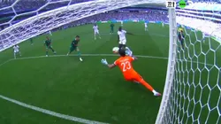 Guillermo Viscarra salvó ante el remate en el área chica de Myenty Abena.