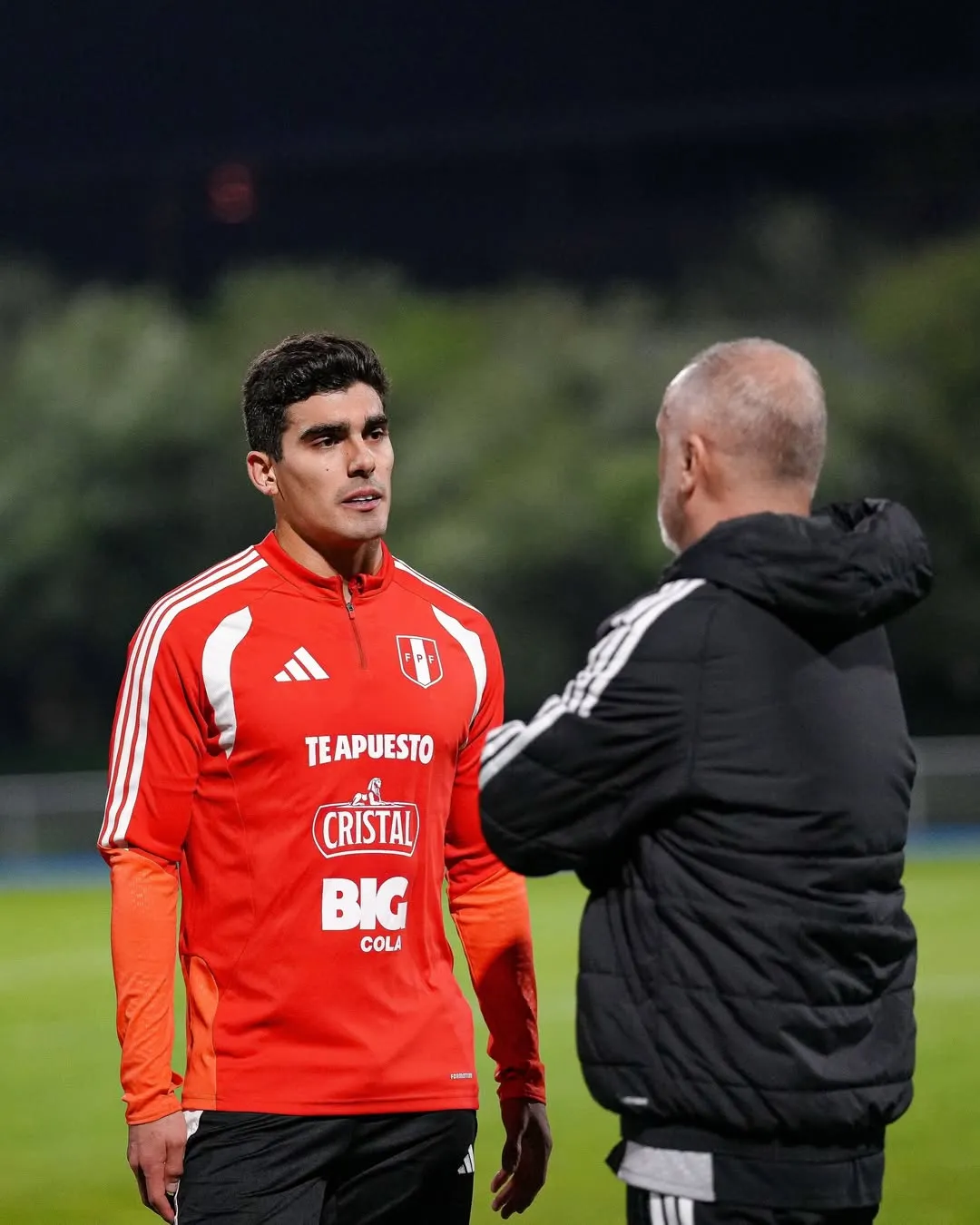 Alfonso Barco conversando con el técnico Mano Menezes previo al Perú vs. Senegal. (Foto: Selección Peruana)