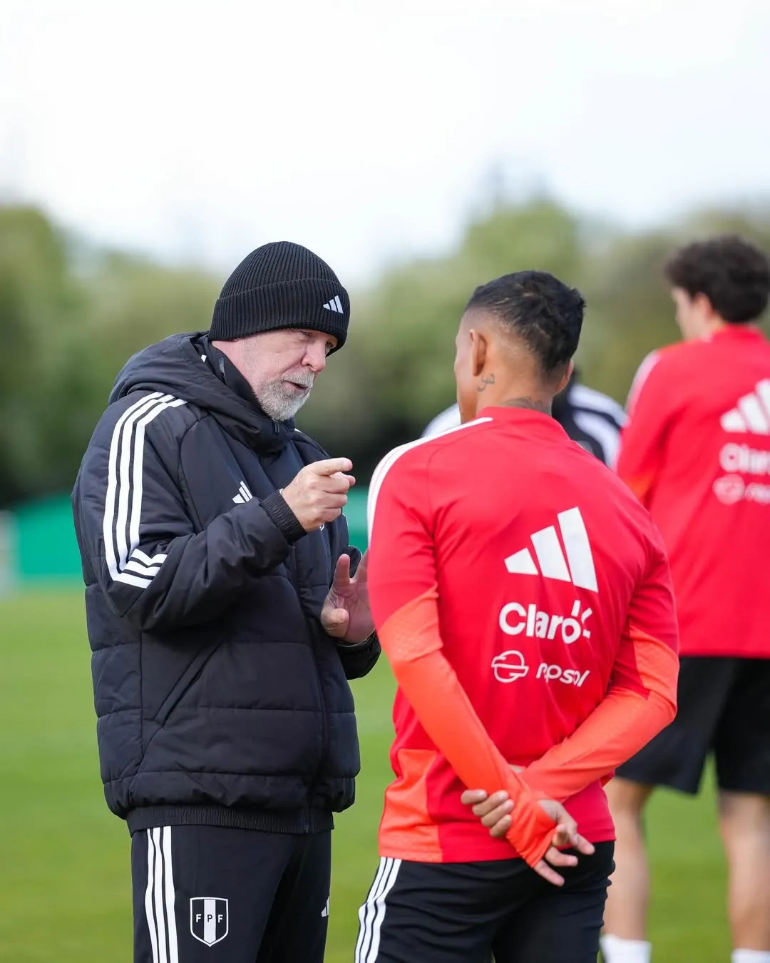 El técnico Mano Menezes conversando con Yoshimar Yotún previo al Perú vs. Senegal. (Foto: Selección Peruana)