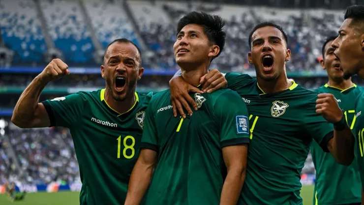 Jugadores de Bolivia celebrando hoy ante Surinam.