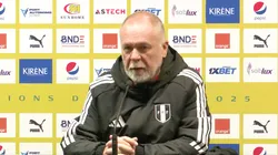 Mano Menezes en conferencia de prensa.