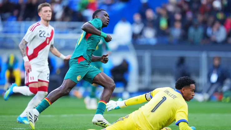 Ismaïla Sarr, en su definición ante Pedro Gallese.