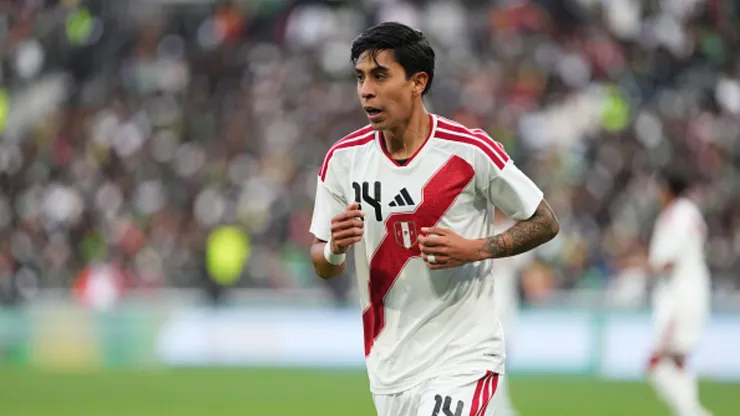 Adrián Quiroz, volante de Perú.