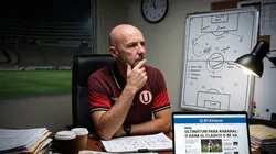 Javier Rabanal pensando en su escritorio.