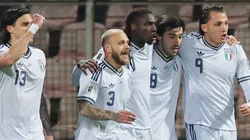 Moise Kean y el abrazo con sus compañeros tras el 1-0.