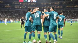 En Irak abrazan al autor del gol, Aymen Hussein, para el 2-1.