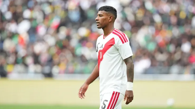 Miguel Araujo, defensor de Perú.