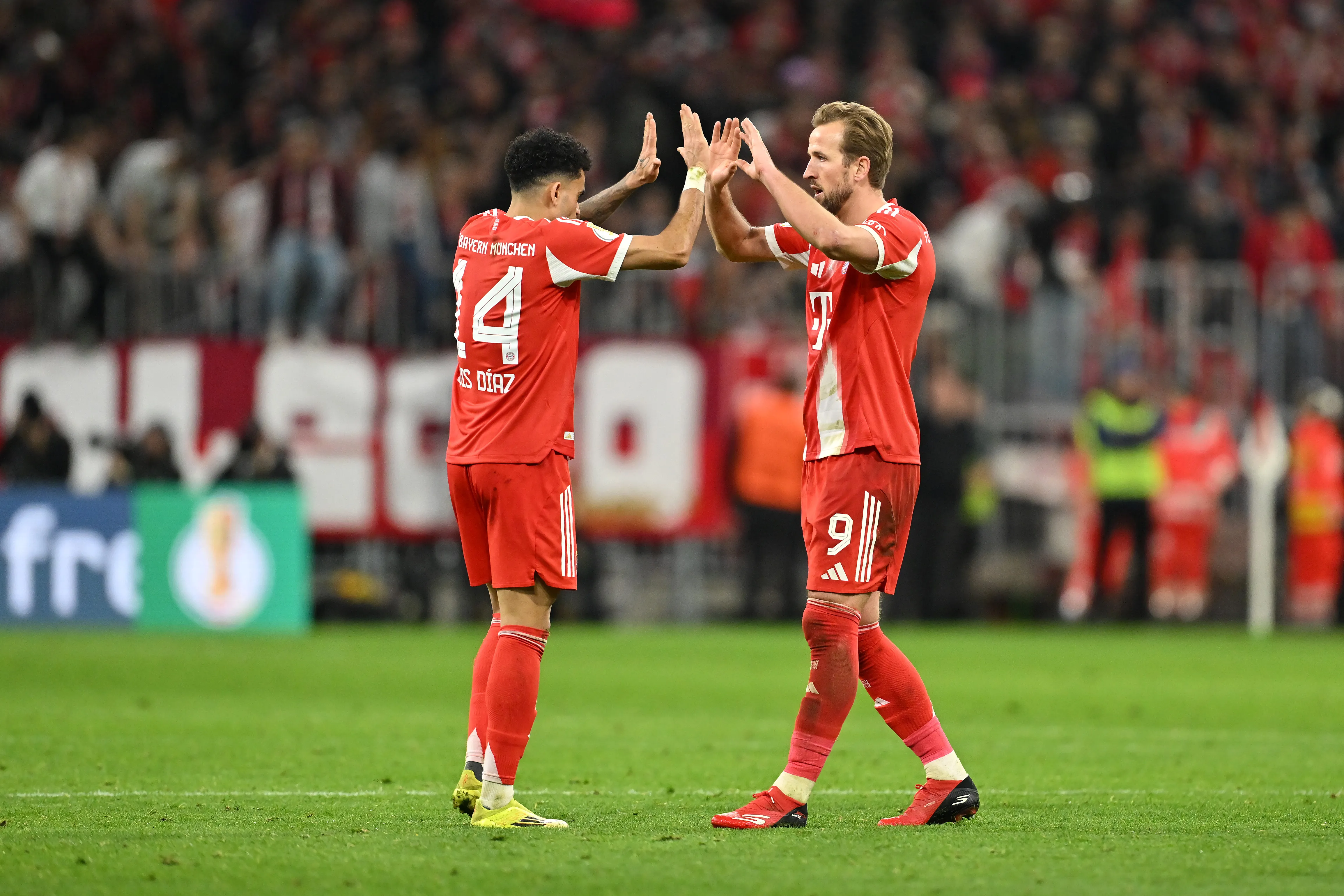 Luis Díaz y Harry Kane celebrando (Foto: Getty).