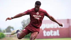 Sekou Gassama practicando con Universitario.