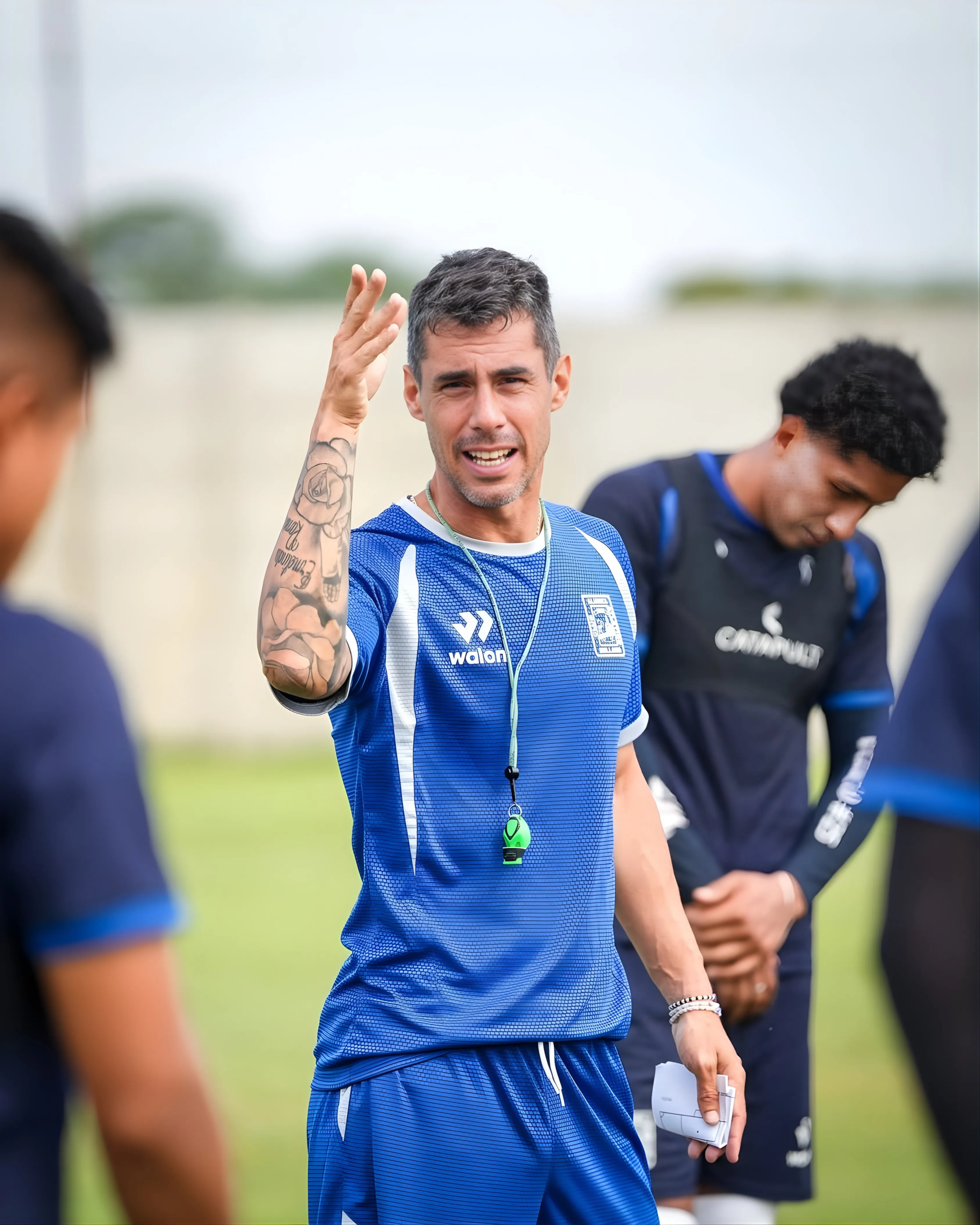 El técnico Federico Urciuoli dirigiendo un entrenamiento de Alianza Atlético. (Foto: Alianza Atlético)