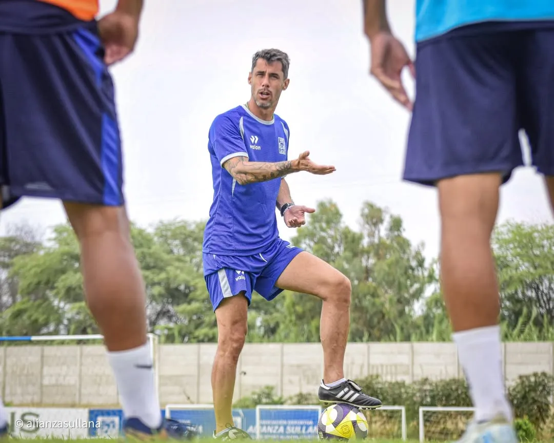 El técnico Federico Urciuoli dirigiendo un entrenamiento de Alianza Atletico. (Foto: Alianza Atlético)
