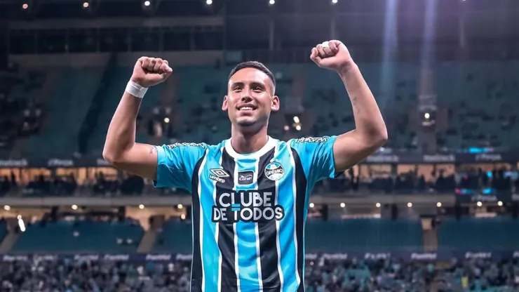 Erick Noriega con camiseta de Gremio.
