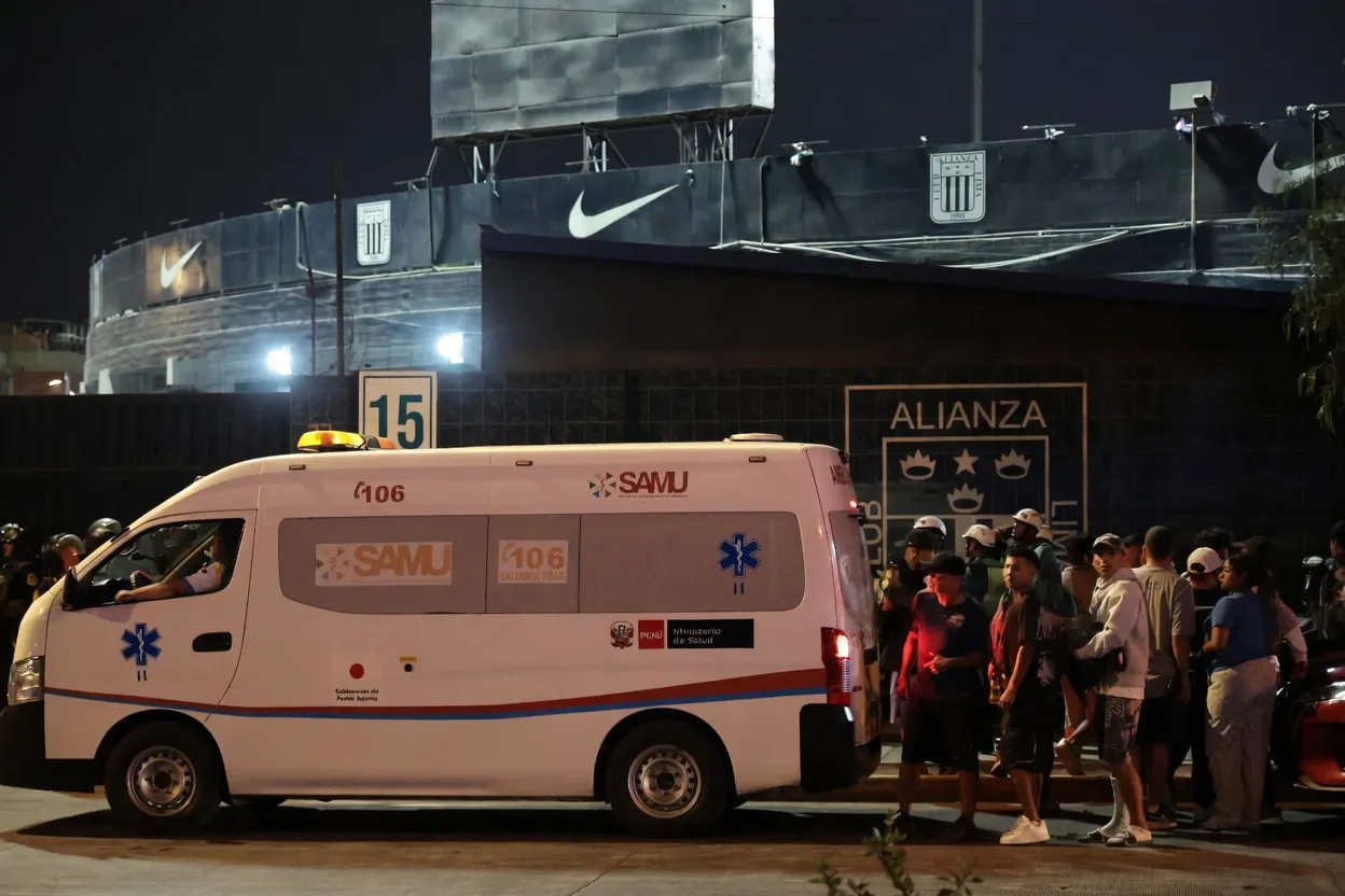 Una ambulancia afuera de Matute tras la tragedia del banderazo de Alianza. (Foto: X)