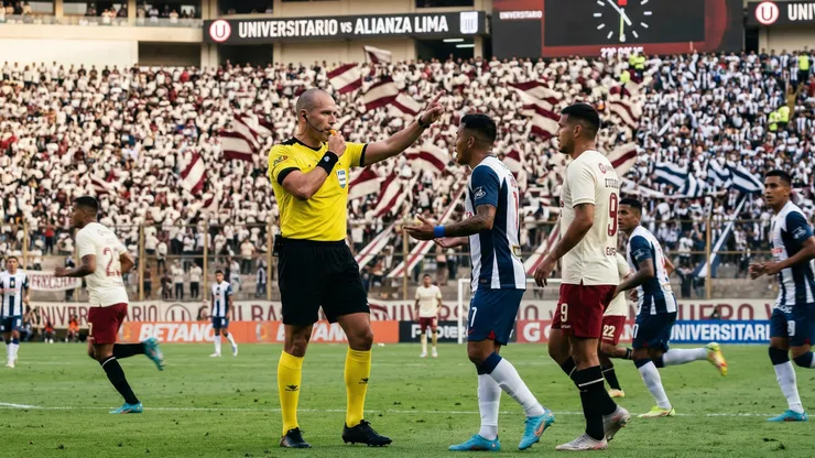 Árbitro en el Universitario vs. Alianza Lima.