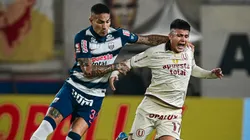 Paolo Guerrero y Jairo Concha disputando el clásico.