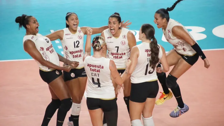 Jugadoras de Universitario celebrando.