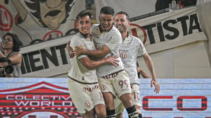 Jugadores de Universitario celebrando hoy ante Alianza Lima.