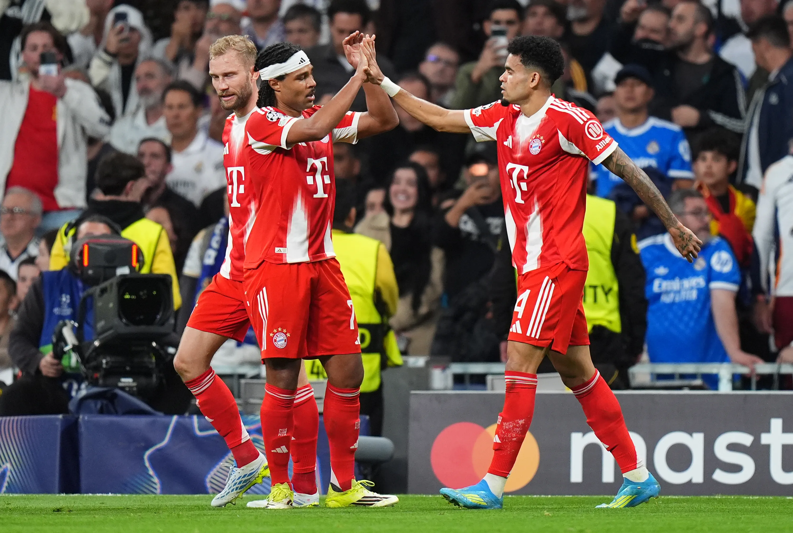 Luis Diaz en el FC Bayern Munich celebrando con Serge Gnabry ante el Real Madrid. (Photo by Angel Martinez/Getty Images)
