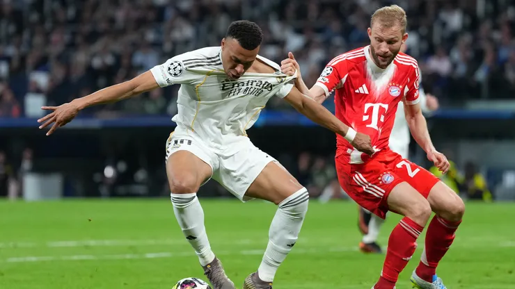 Kylian Mbappé frente a Konrad Laimer.