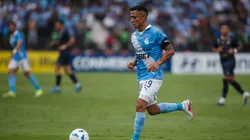 Yoshimar Yotún con camiseta de Sporting Cristal.