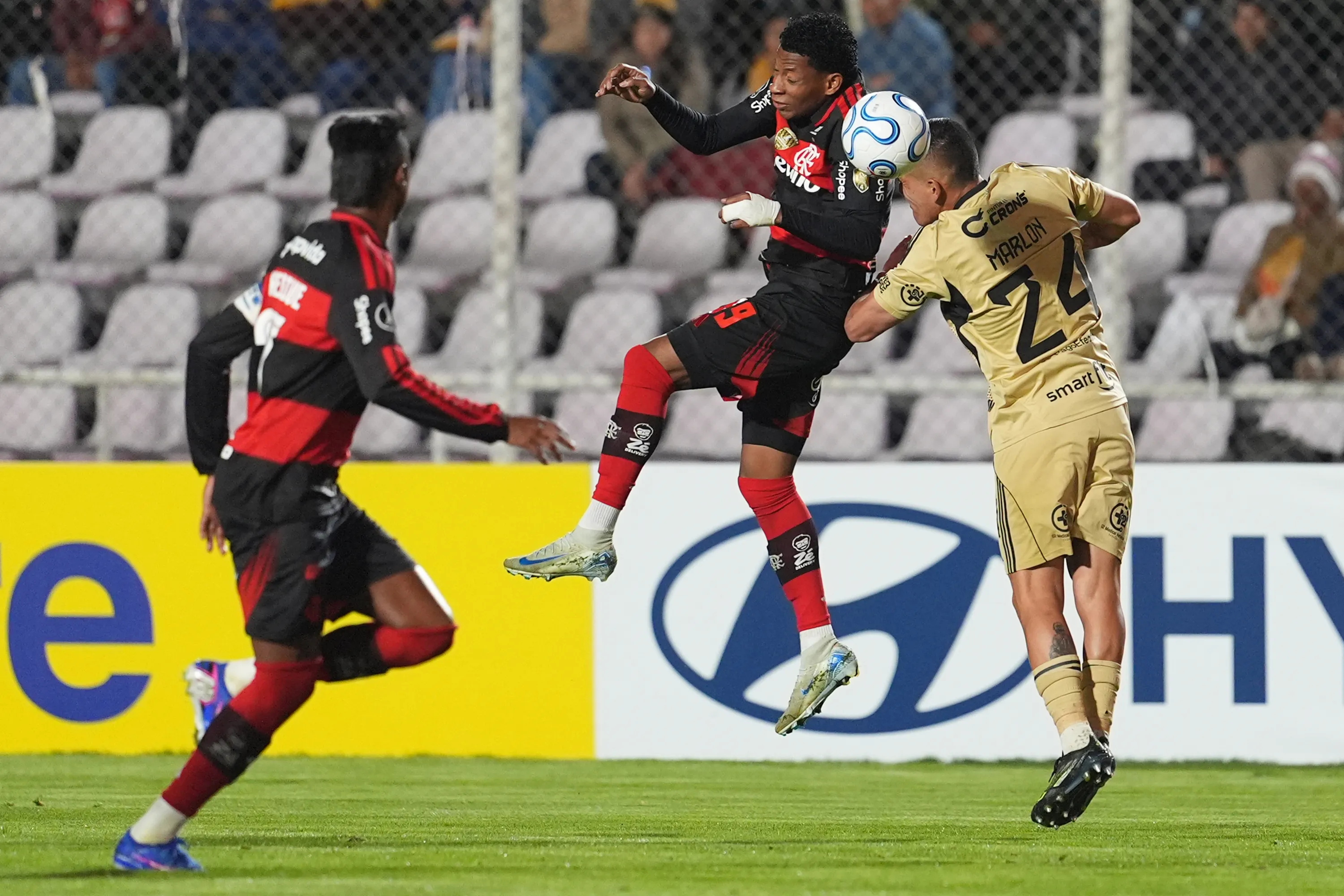 Gonzalo Plata disputando el balón con Marlon Ruidias en el Cusco vs. Flamengo. (Photo by Raul Sifuentes/Getty Images)