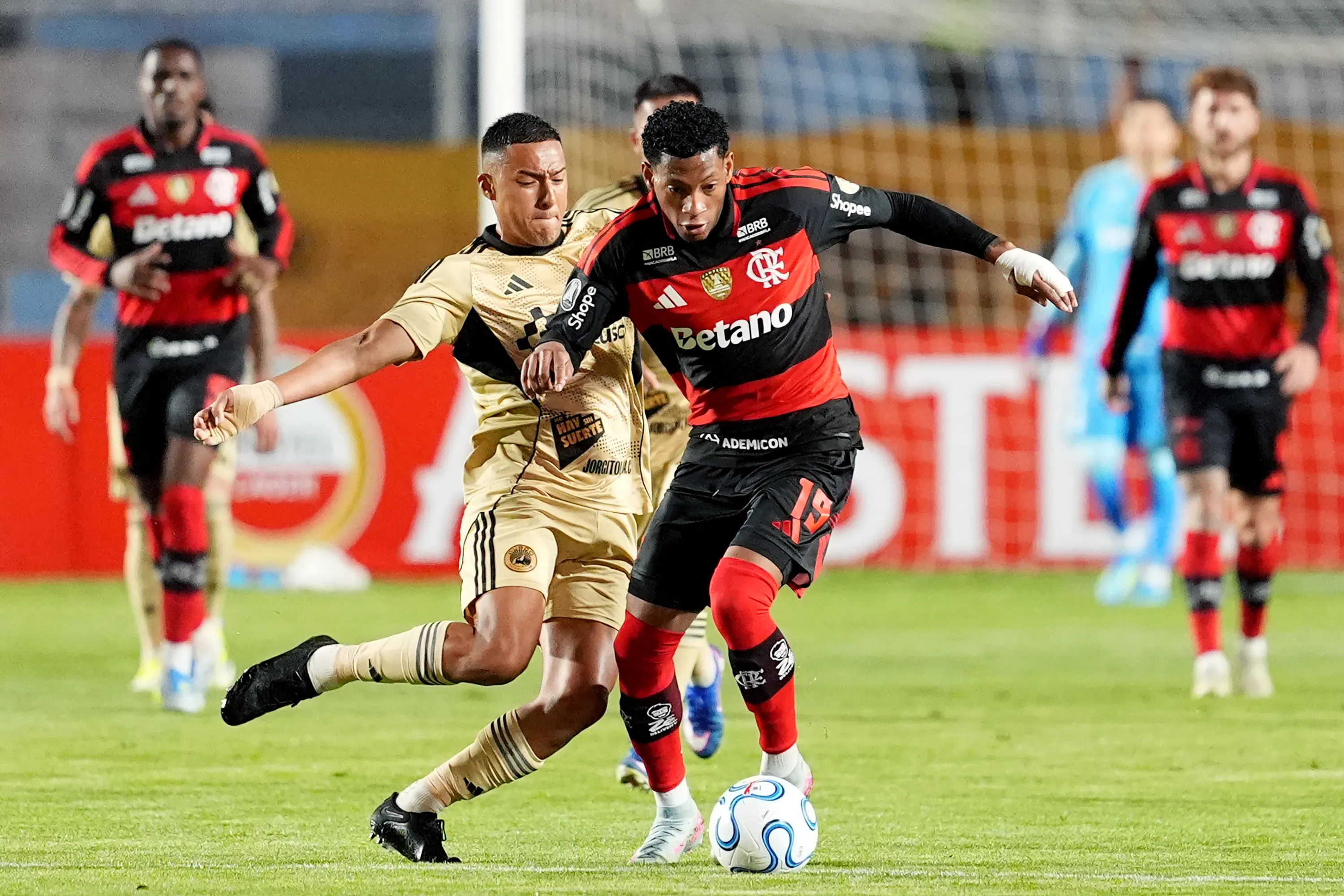 CUSCO, PERU – APRIL 8: Gonzalo Plata con Flamengo frente a la marca de Osvaldo Valenzuela de Cusco FC. (Photo by Raul Sifuentes/Getty Images)