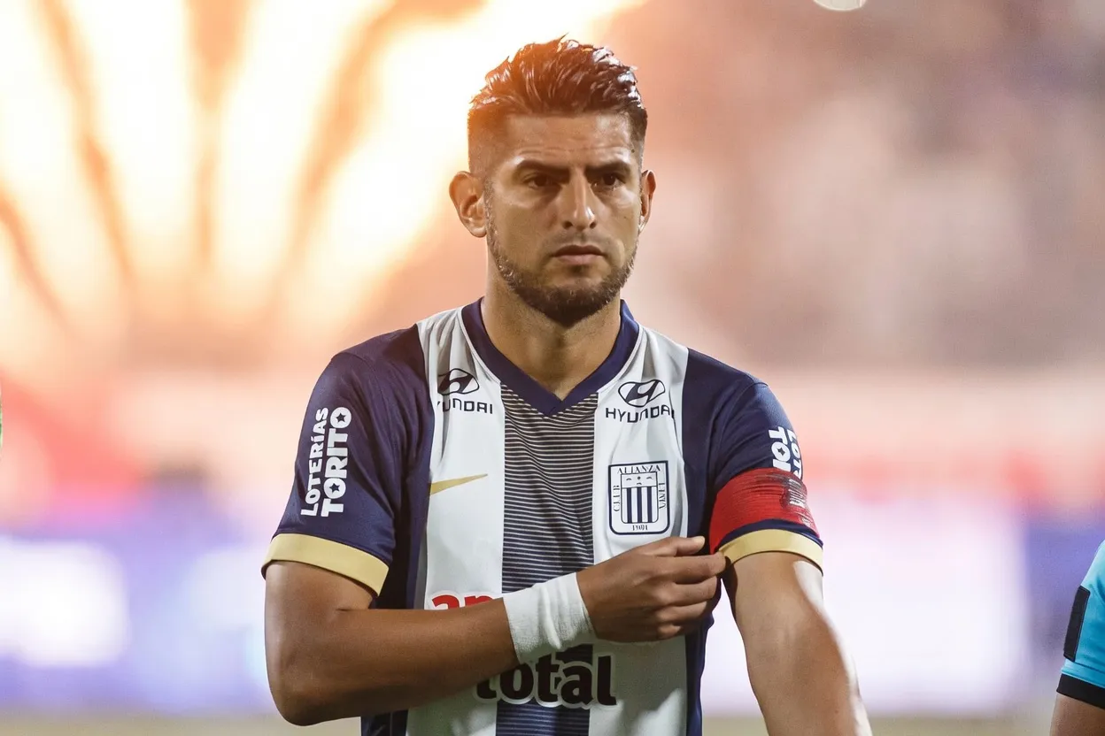 Carlos Zambrano con la cinta de capitán durante su etapa en Alianza Lima. (Foto: Liga 1)