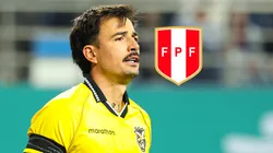 El portero Guillermo Viscarra con la camiseta de Bolivia y el escudo de la Selección Peruana.