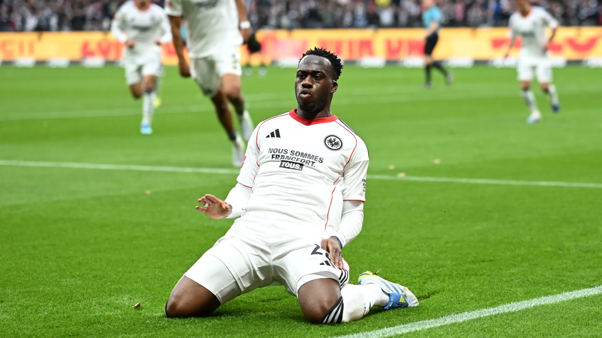 Arnaud Kalimuendo, festejando un gol con el Eintracht Frankfurt ante el Köln en abril de 2026 (Getty Images).