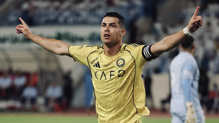 Cristiano Ronaldo y su festejo tras el gol ante Al Okhdood.