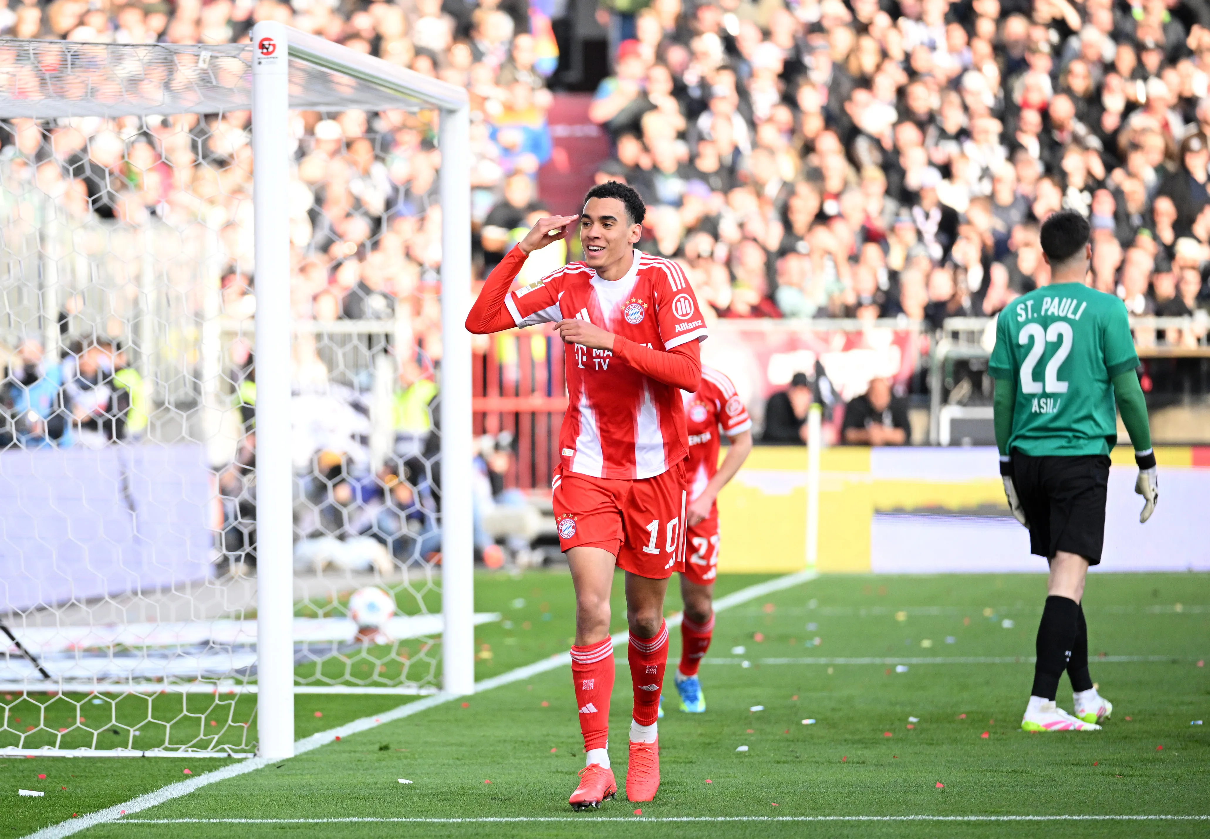 Jamal Musiala celebrando su gol ante el ST. Pauli (Foto: Getty Images).