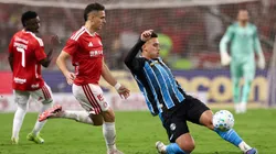 Erick Noriega disputando una acción con Rafael Santos Borré.