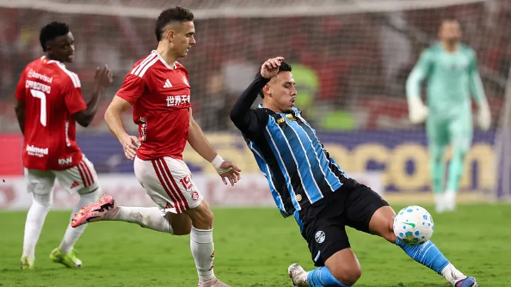 Erick Noriega disputando una acción con Rafael Santos Borré.