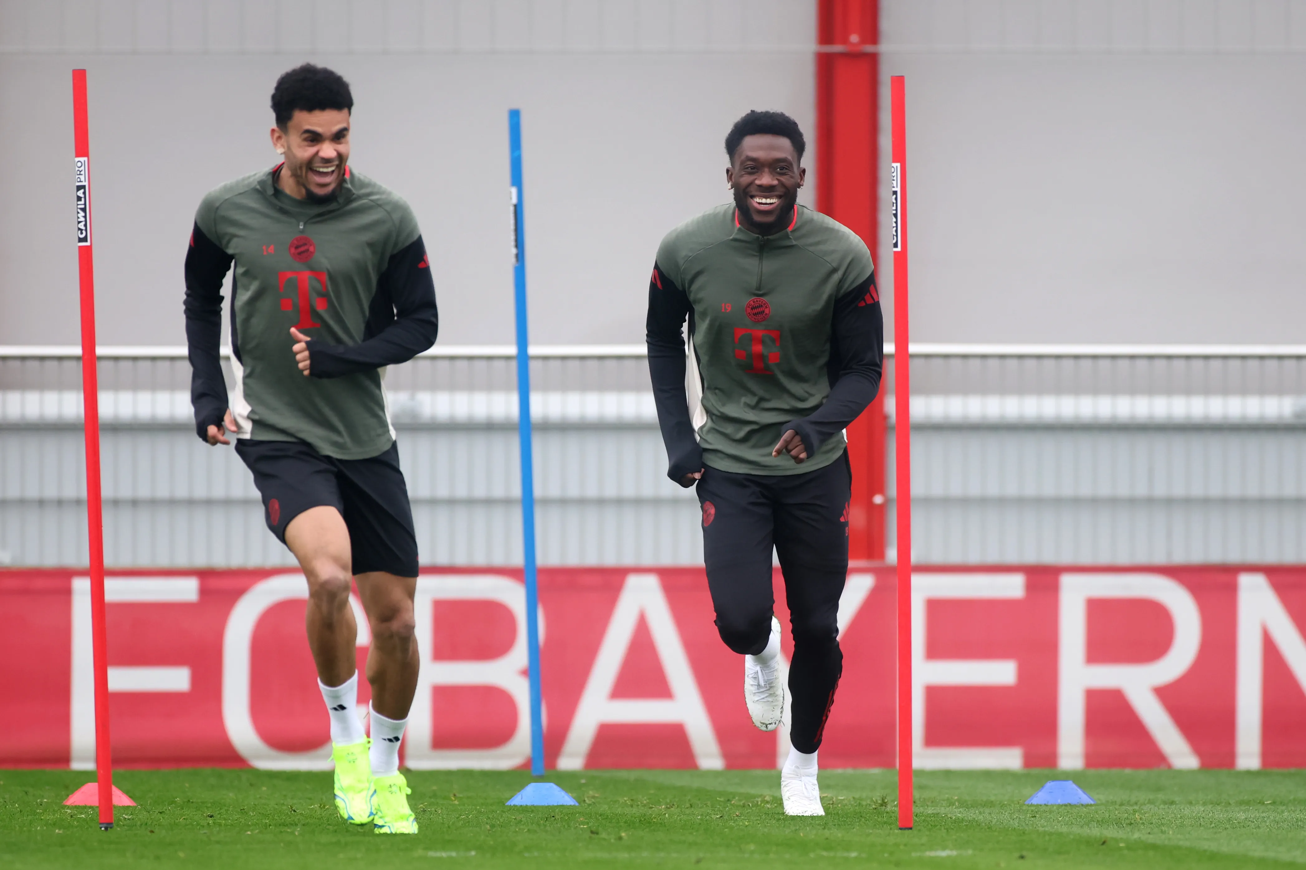 Luis Diaz junto a Alphonso Davies preparándose en el Bayern Munich para el partido por Champions League 2025/26 ante el Real Madrid. (Photo by Alex Grimm/Getty Images)