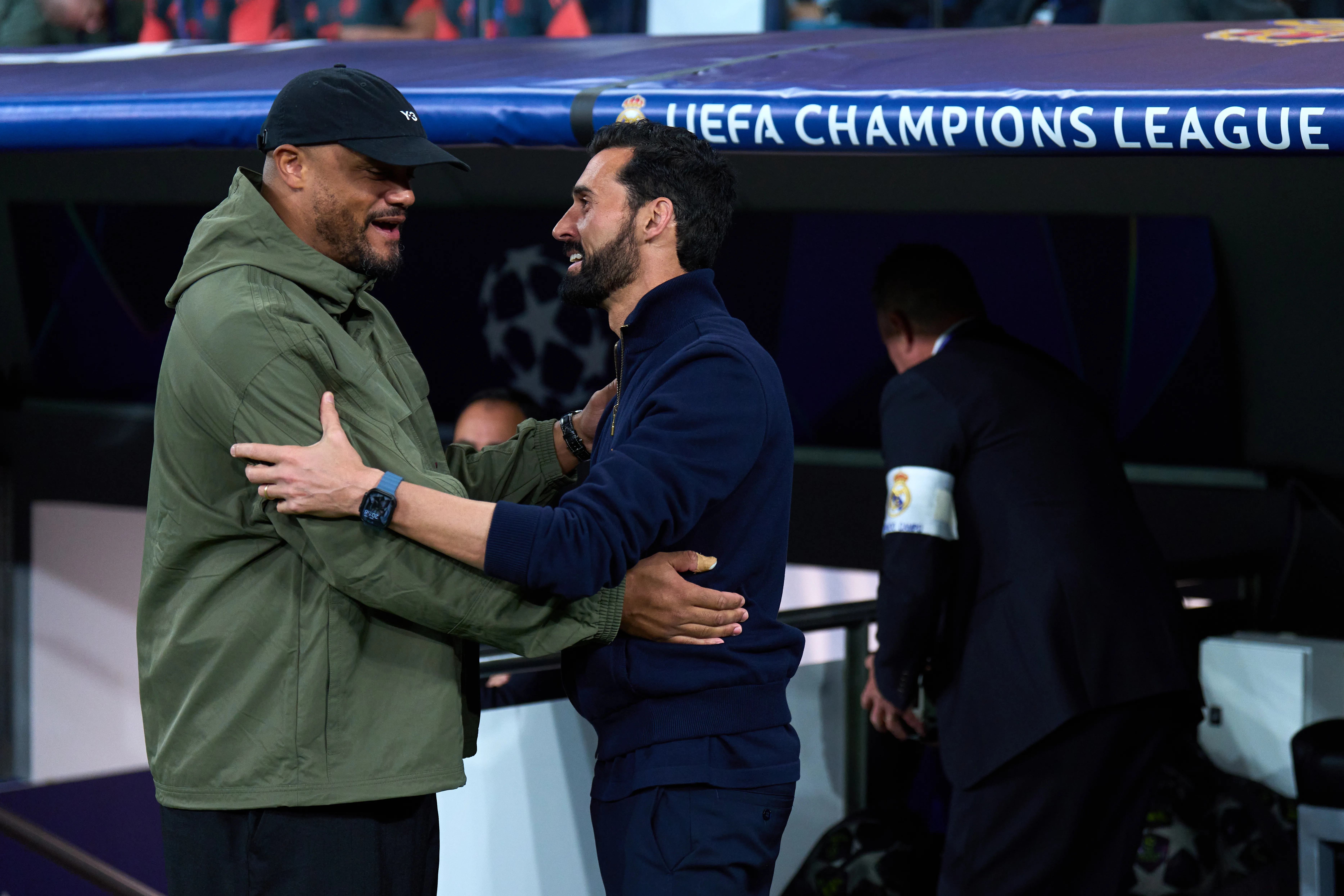 Alvaro Arbeloa junto a Vincent Kompany en la previa del FC Bayern Munich vs. Real Madrid. (Photo by Angel Martinez/Getty Images)