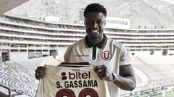Sekou Gassama posando con la camiseta de Universitario en el Monumental.