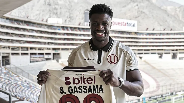 Sekou Gassama posando con la camiseta de Universitario en el Monumental.